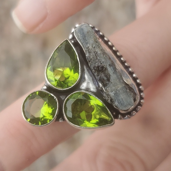 New Rough Kyanite & Peridot 925 Silver Statement Ring. - Picture 12 of 14